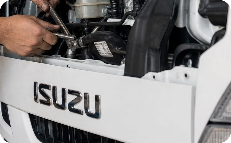 Especialista dando mantenimiento a un camión ISUZU